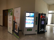智能售货机，于沙迦大学出售饮料和小吃