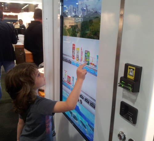 小孩使用智能售货机